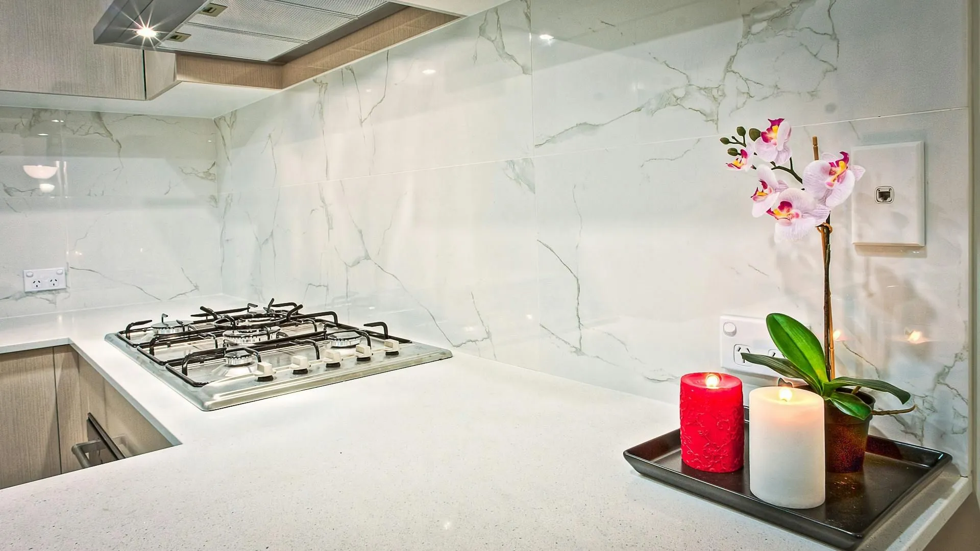 Kitchen with a stone backsplash and modern finishes